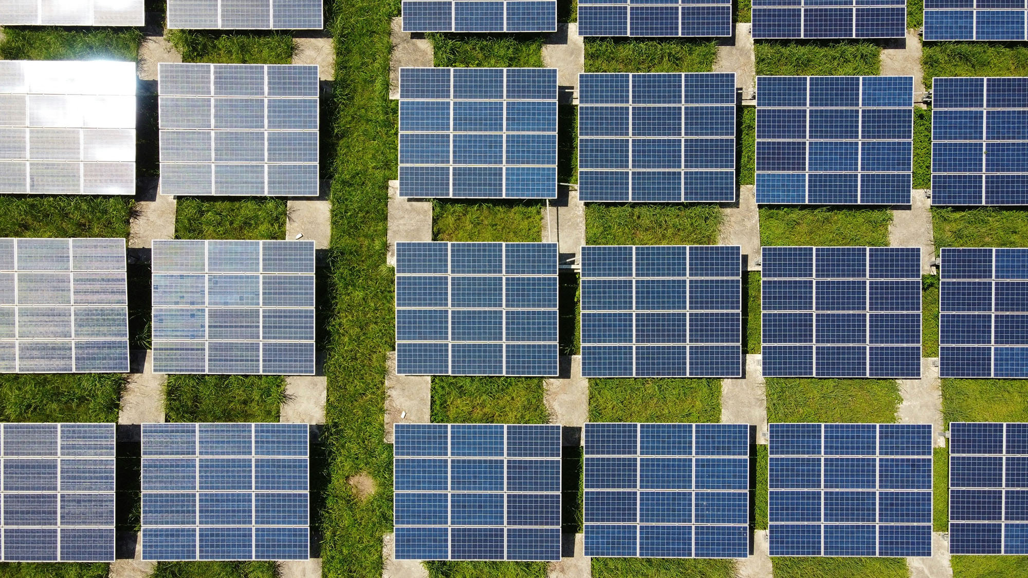 Das Bild zeigt eine Photovoltaik anlage von oben als Synonym für Nachhaltigkeit